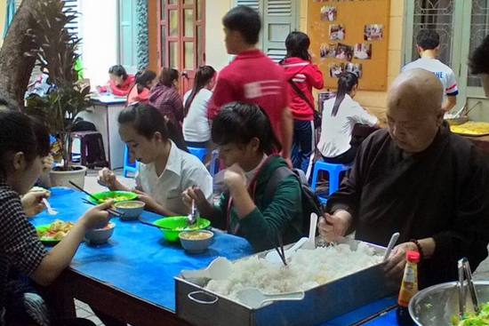 Ni Trưởng chùa Phước Hải cùng học sinh, sinh viên dùng bữa cơm chay