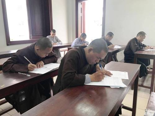 Thí sinh làm bài thi tuyển sinh hệ đào tạo dài hạn